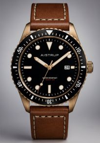 AIW8501 Vintage-inspired men's watch in brass with black dial, leather strap, and 100 meters water resistance in maritime design | AIW8501
