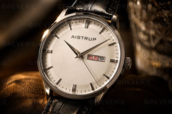 Elegant men's watch with white dial, day and date display, and black leather strap in crocodile texture | AIW7802