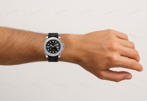Aistrup sporty men's watch with black dial, silver-colored rotating bezel, and black rubber strap | AIW8802