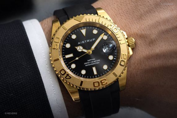 Aistrup sporty men's watch with black dial, gold-toned rotating bezel, and black rubber strap | AIW8804