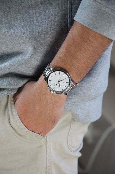 Elegant men's watch with white dial, date display, and stainless steel bracelet in minimalist design | Aistrup Rounded Elegance AIW8201