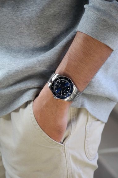 Professional automatic dive watch with blue dial, 200M water resistance, and robust steel bracelet from Aistrup Automatik collection | AIW8301