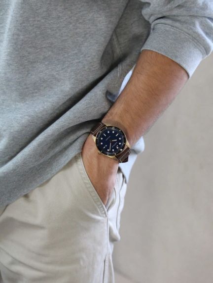 Maritime-inspired men's watch in brass with blue dial, black bezel, and handcrafted brown leather strap in vintage design | AIW8502