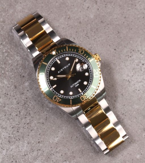 Prestigious automatic diver's watch with black dial, green bezel, and bi-color strap in elegant steel and gold design | AIW8304